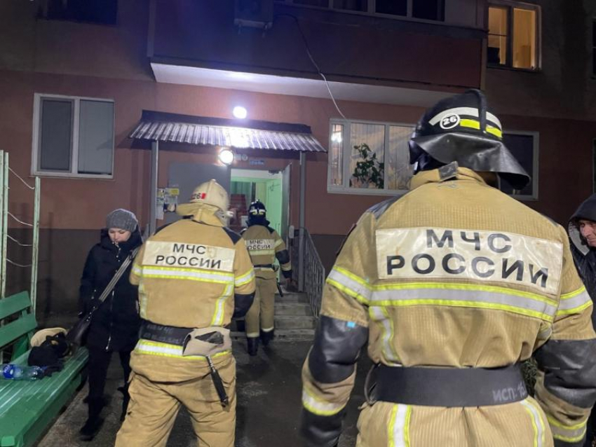 Выбил окно и забрался в дом: 3-летнюю девочку спас из пожара житель Зимовниковского района