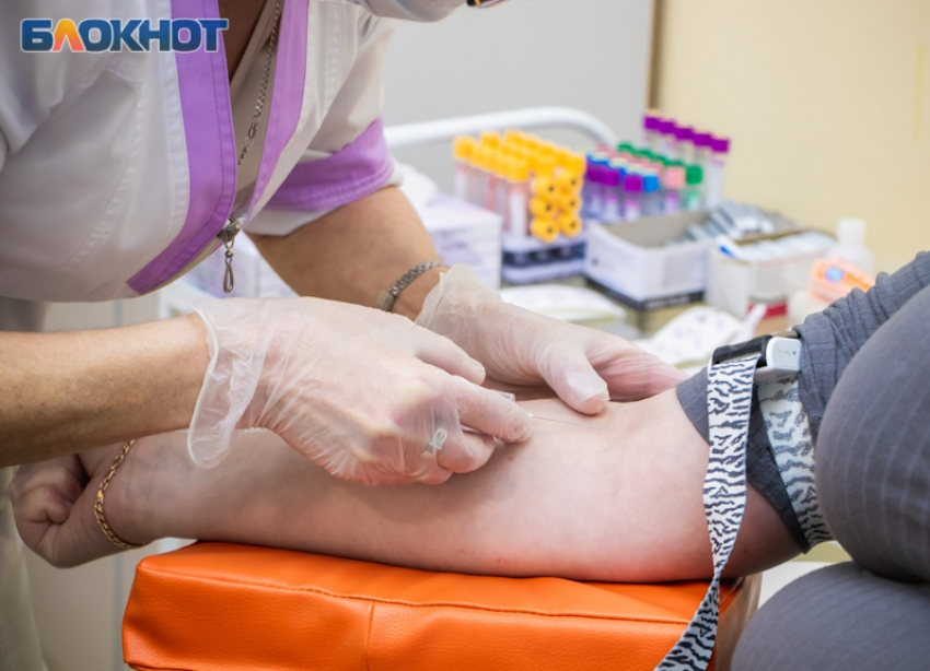 Почётный донор ежегодная выплата. Индексация выплаты почетным донорам в 2024. Ежегодная денежная выплата донорам. Удостоверение почетного донора россии. Значок почетный донор.