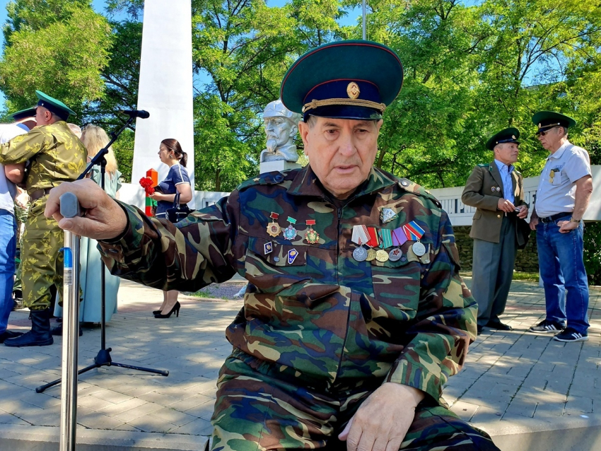 Берут ли сейчас. ВДВ И пограничники. Берет пограничника. Зеленые береты погран войска. Настоящий пограничник.