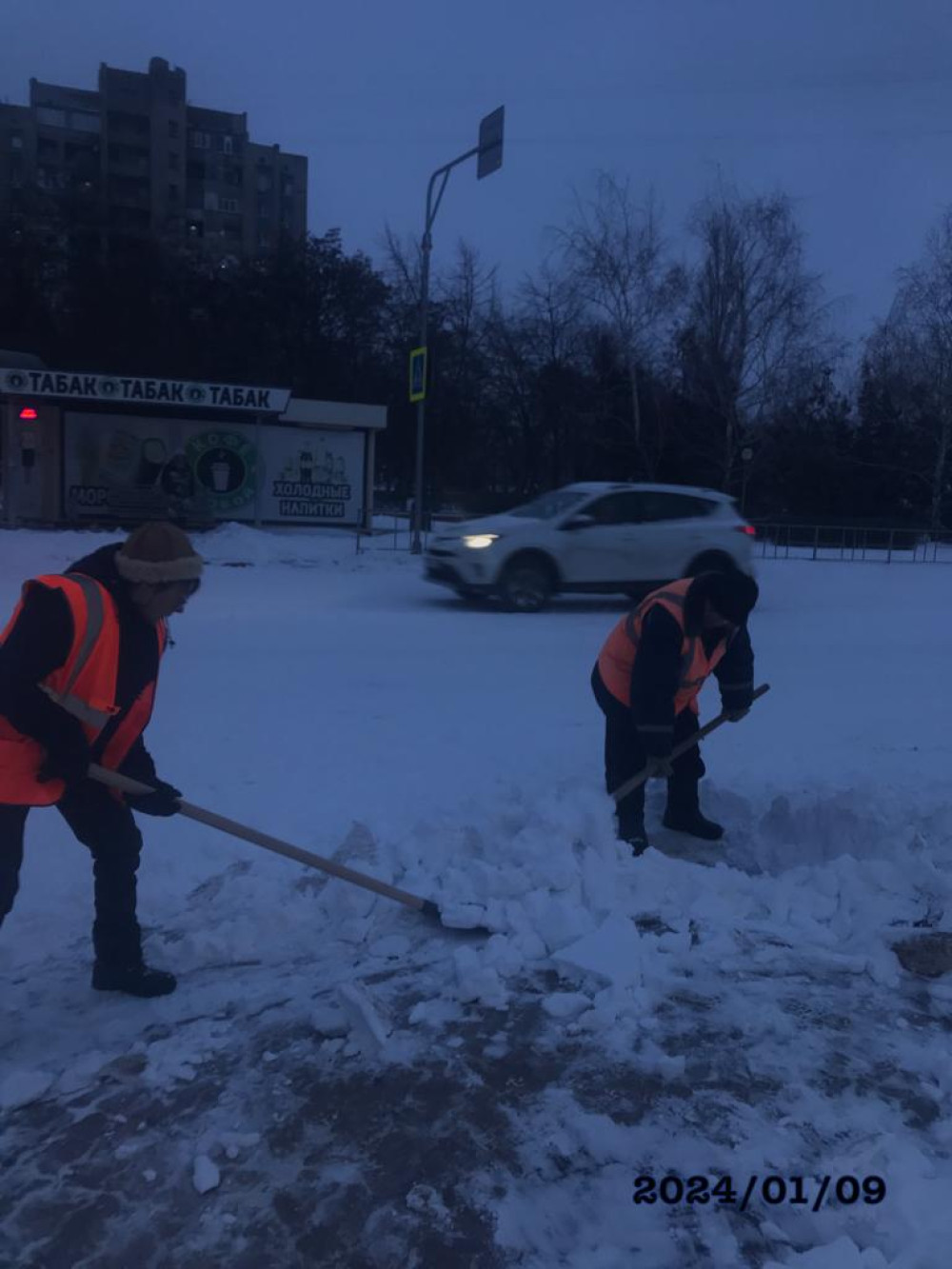 При помощи тяжелой техники и вручную Волгодонск борется со снегом