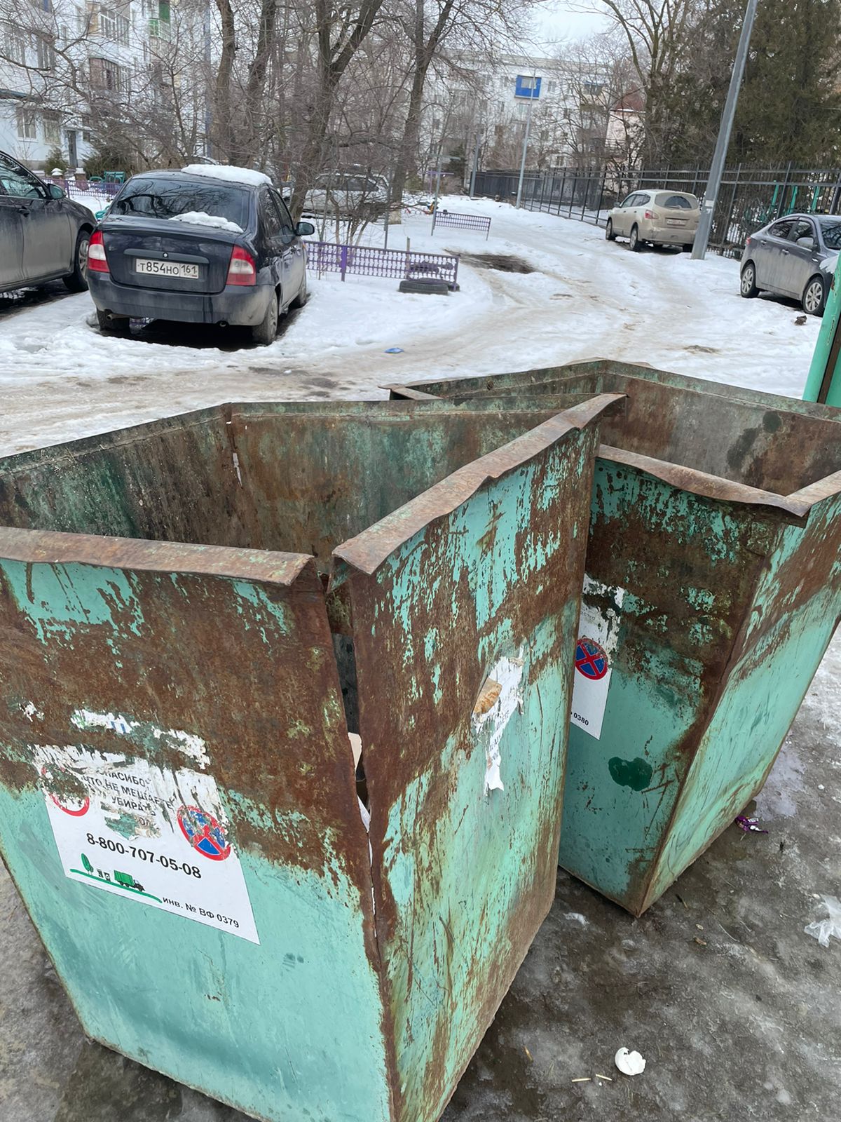 Грязные мусорные баки стоят в неположенном месте»: волгодонцы возмущены УК  и «Экоцентром»