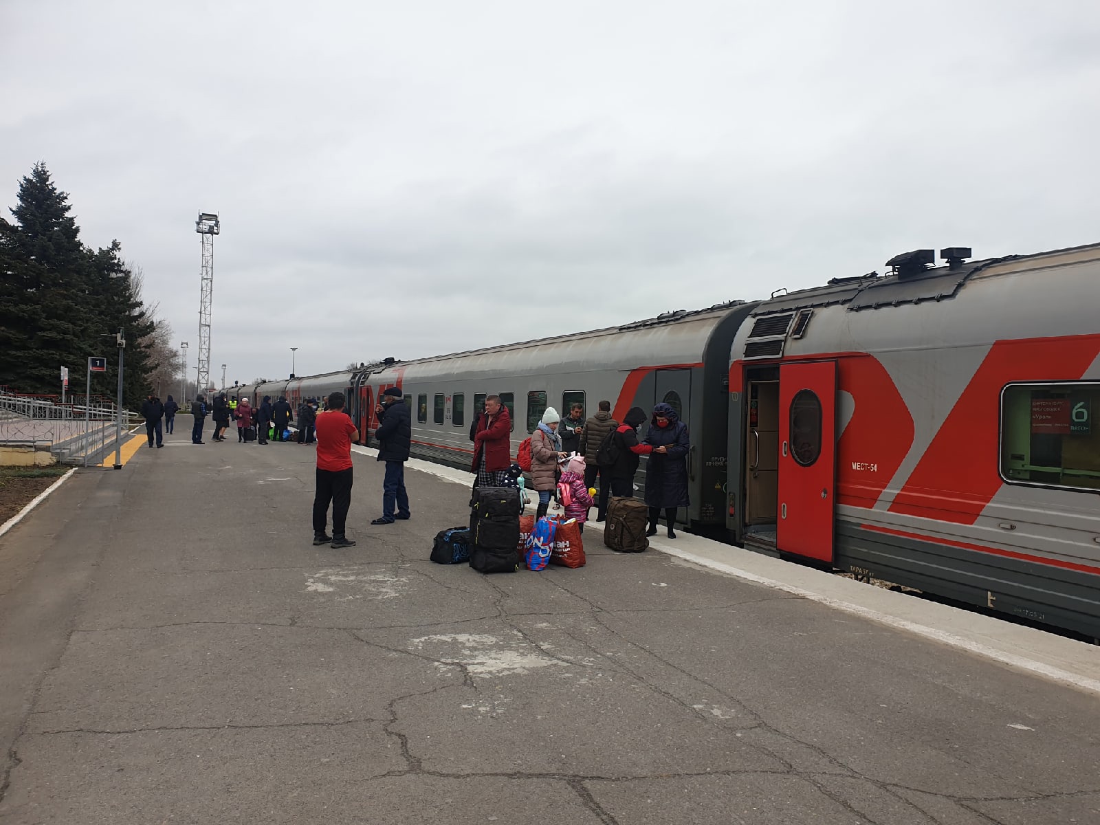 В Волгодонск прибыл первый поезд Кисловодск - Екатеринбург