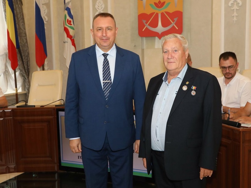 Знаки «За вклад в развитие города Волгодонска» получили тренер и профсоюзный активист 