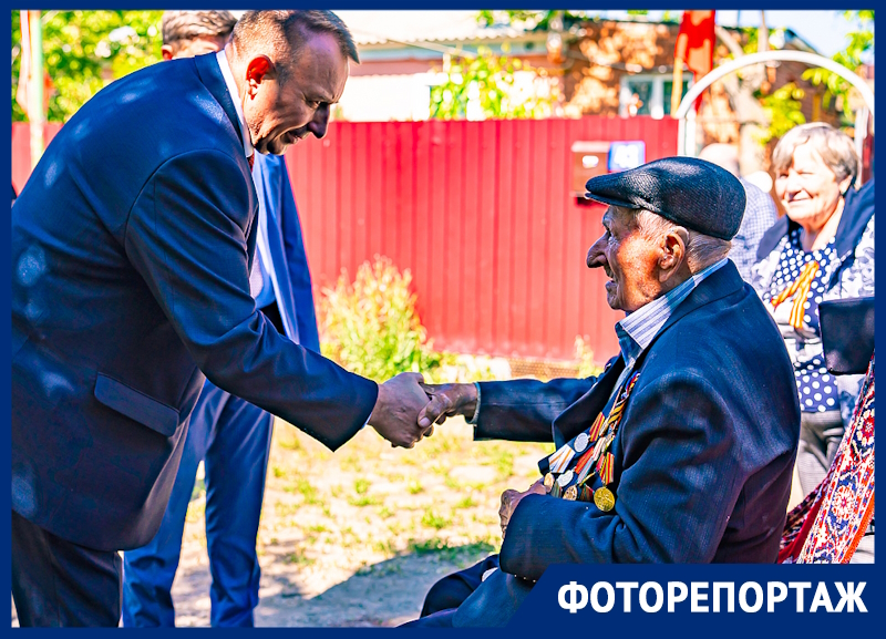 Им уже под 100 лет, но они все еще бодры духом: каждому ветерану подарили концерт возле дома в Волгодонске