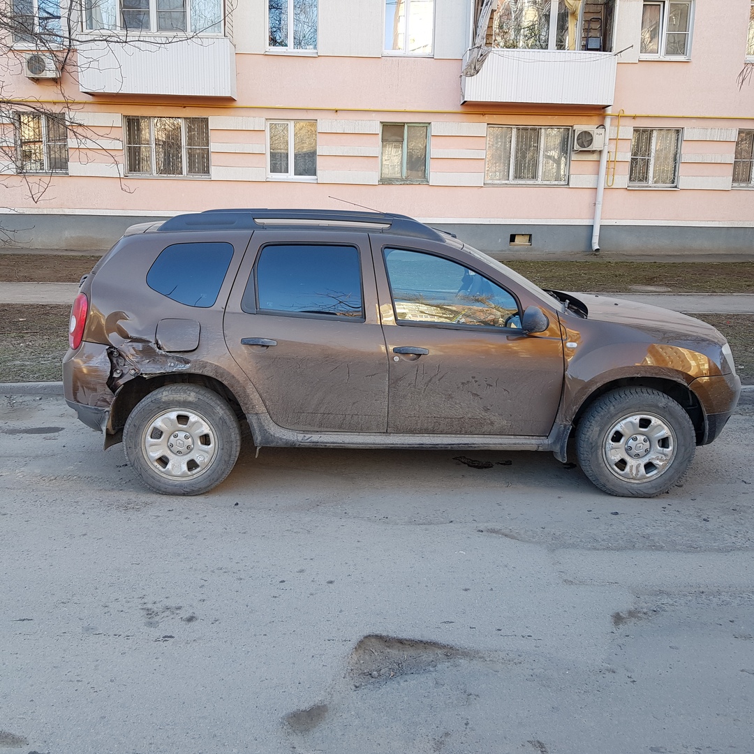 В Волгодонске водитель разбил припаркованный у обочины «Рено Дастер» и  скрылся