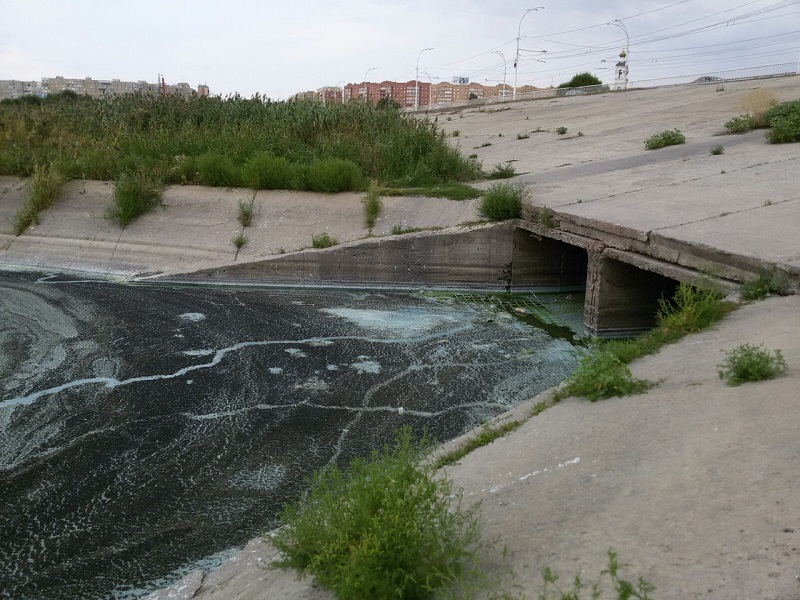 Сухо-Соленовский залив в Волгодонске распался на две зловонные части