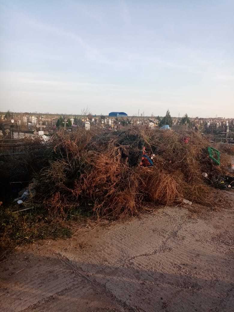 Кладбище №2 в Волгодонске превращается в мусорную свалку