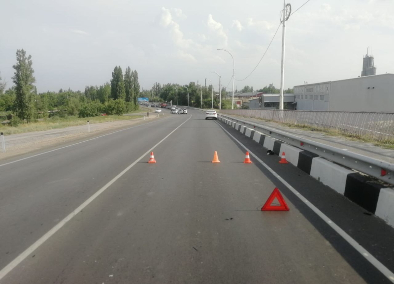 Решил «сэкономить» 5 минут на пути к «зебре»: пешеход попал под колеса иномарки на въезде в Волгодонск