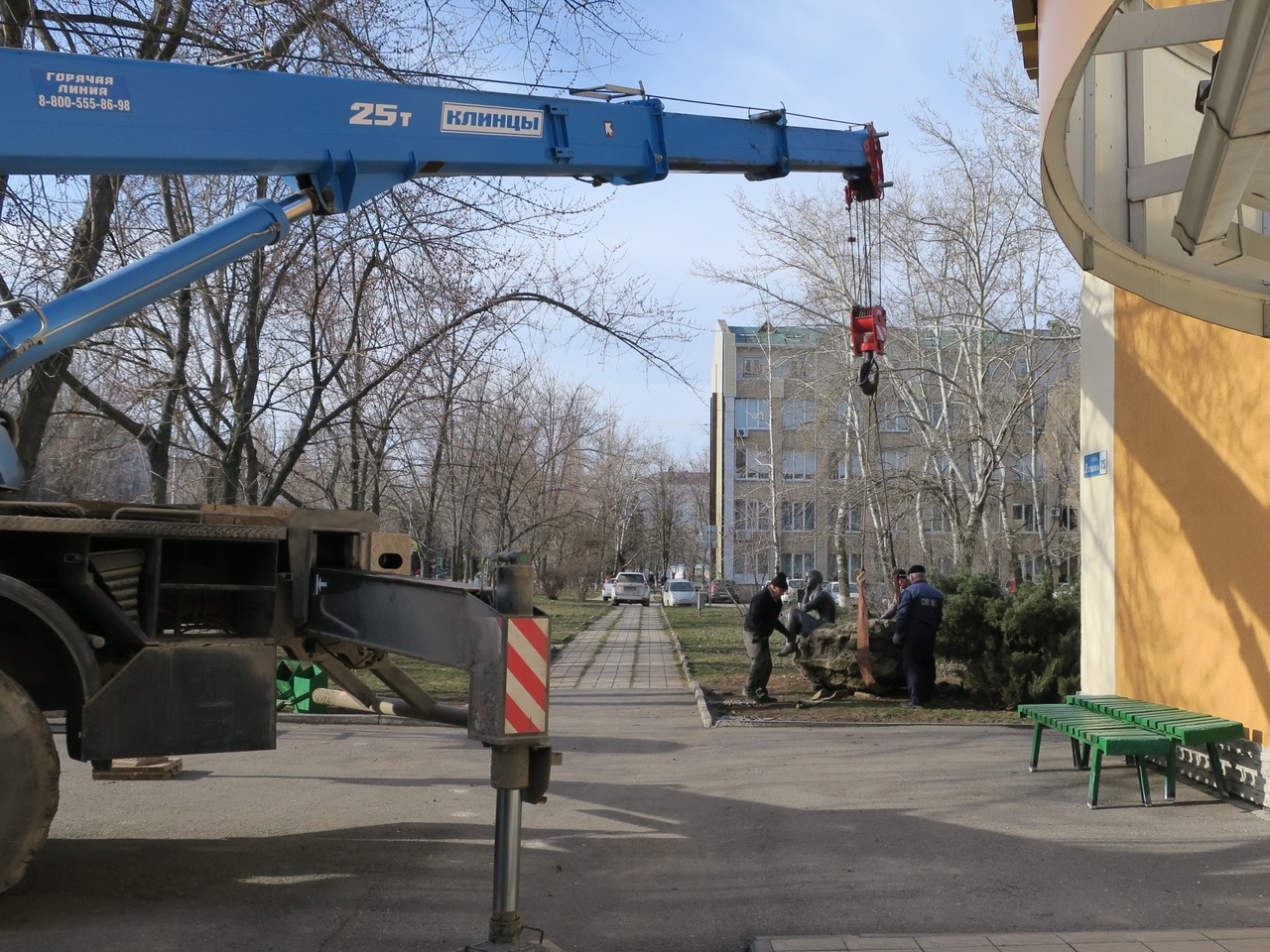 Девушка с книгой» переехала к Центральной библиотеке Волгодонска