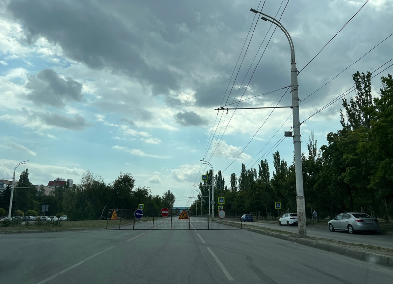 В Волгодонске перекрыли одну из проезжих частей на проспекте Курчатова