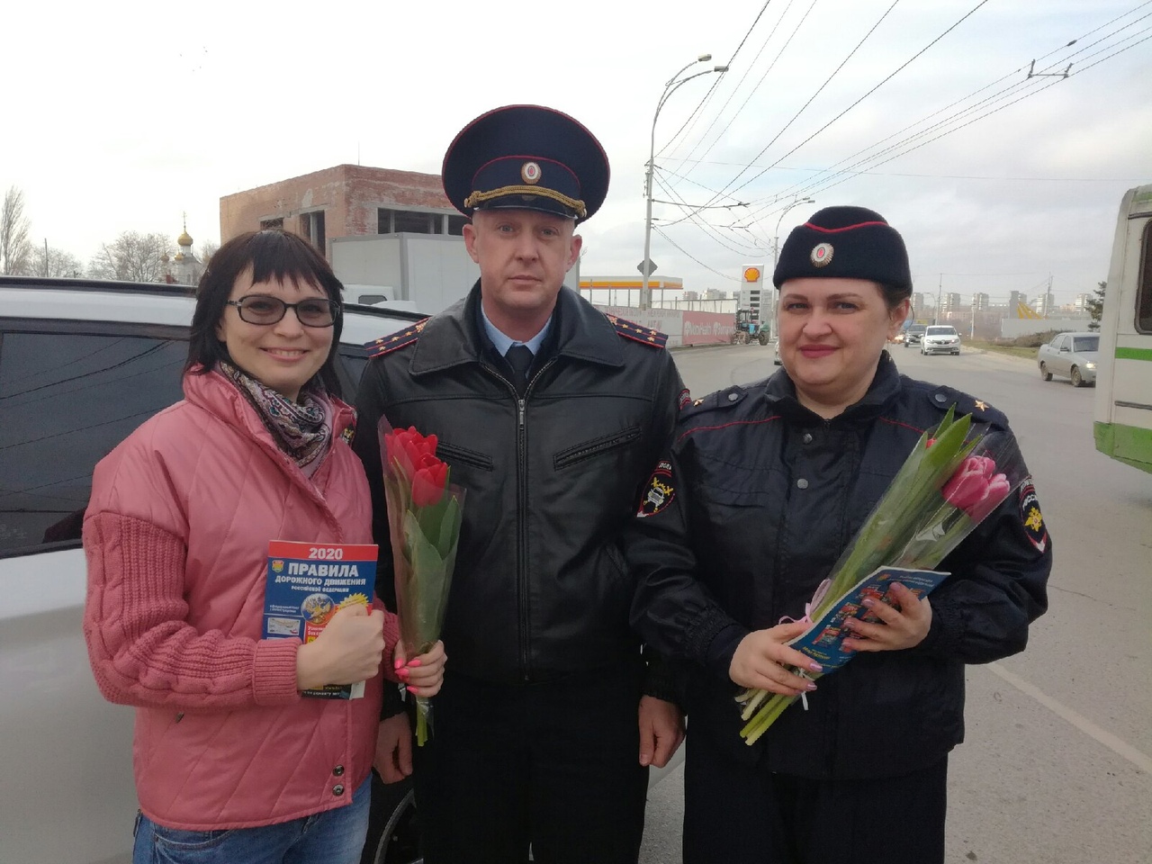 Автолюбительниц Волгодонска инспекторы ДПС поздравили с наступающим 8 марта