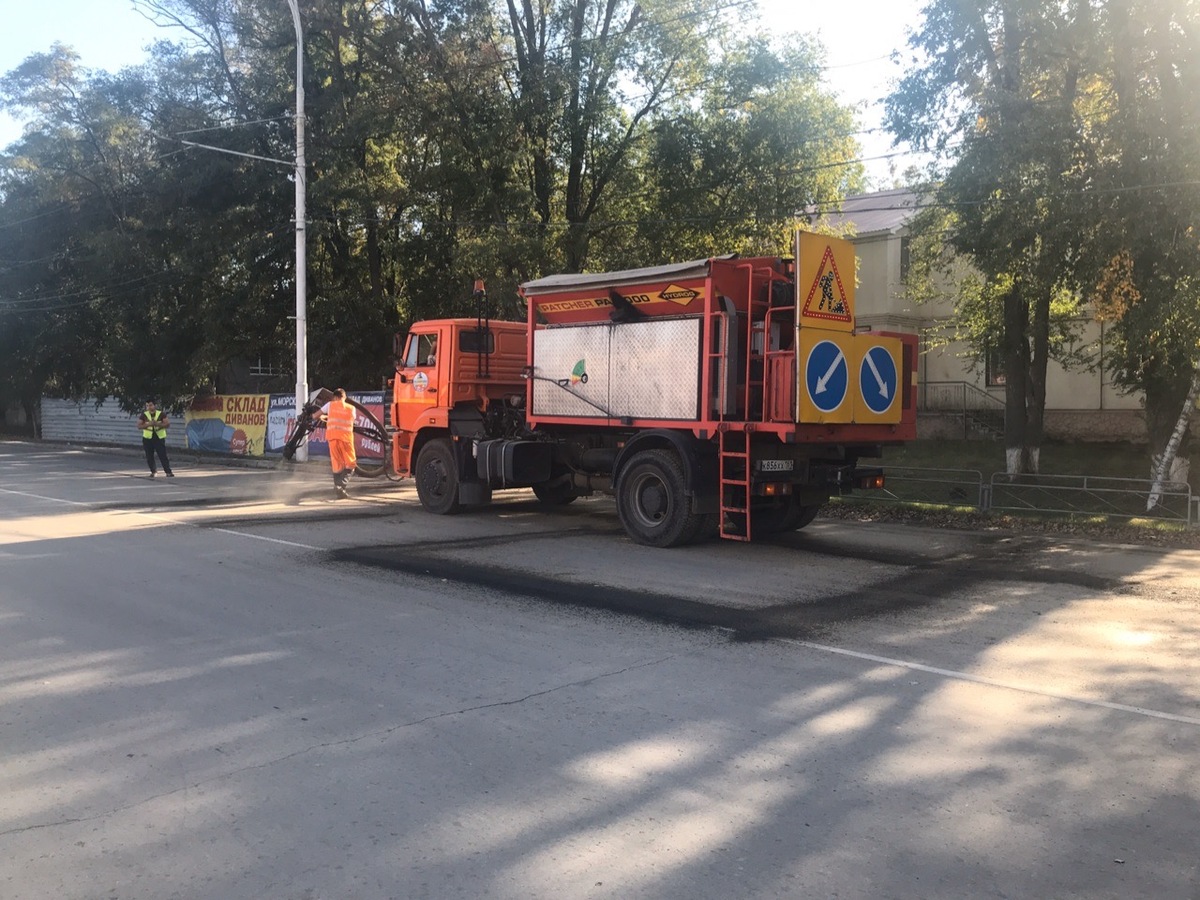 Трещины в асфальте на дорогах в «старом» городе устраняют новым способом