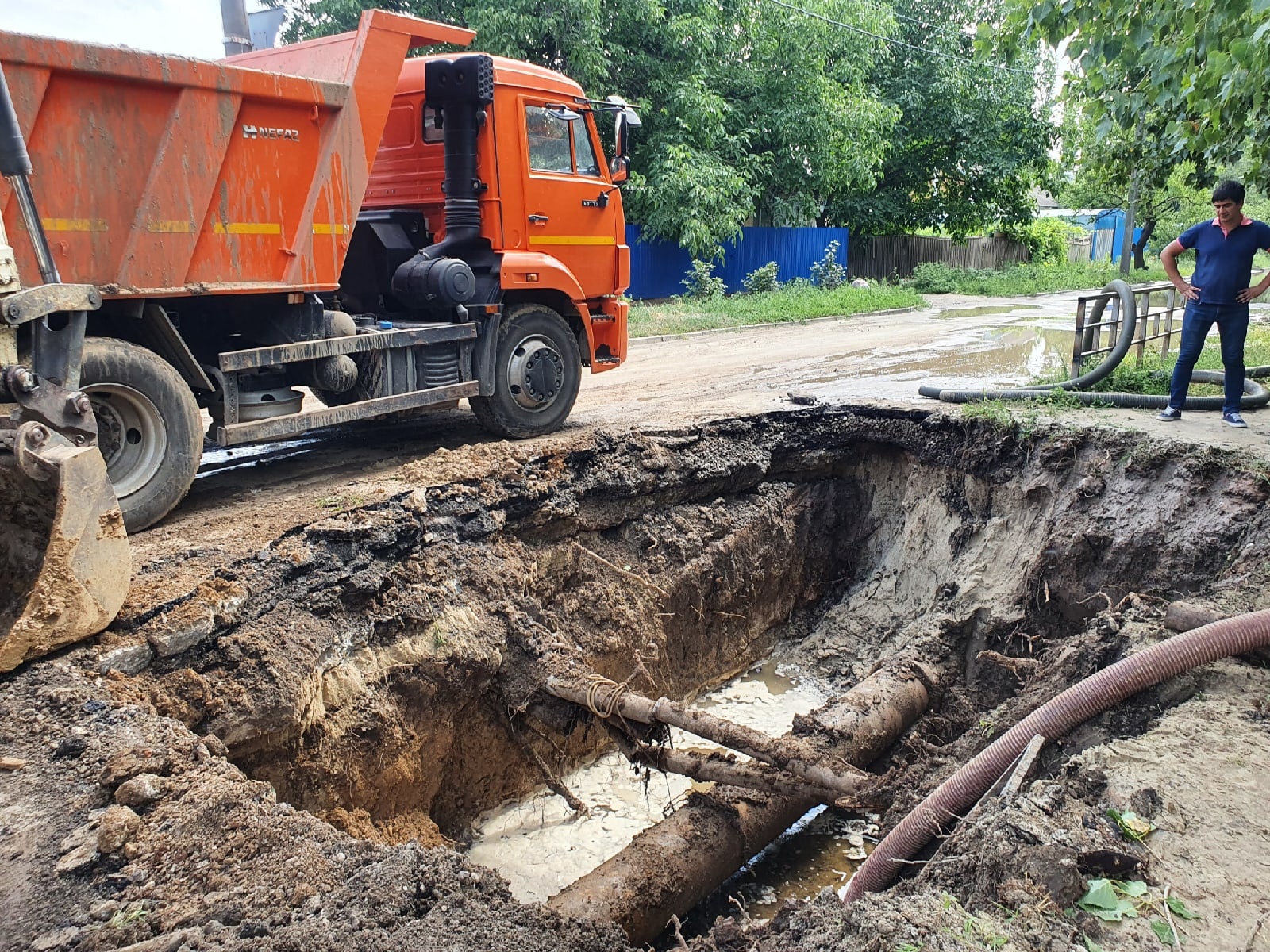 Без горячей и холодной воды осталась часть «старого города» после крупного  порыва водопровода