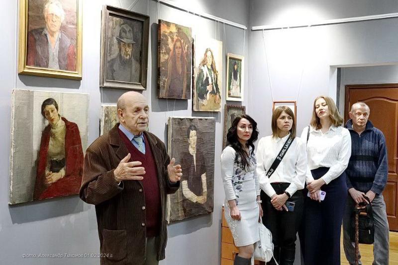 Выставка волгодонского художника Алексея Хижкина открылась в центре «Берегиня»