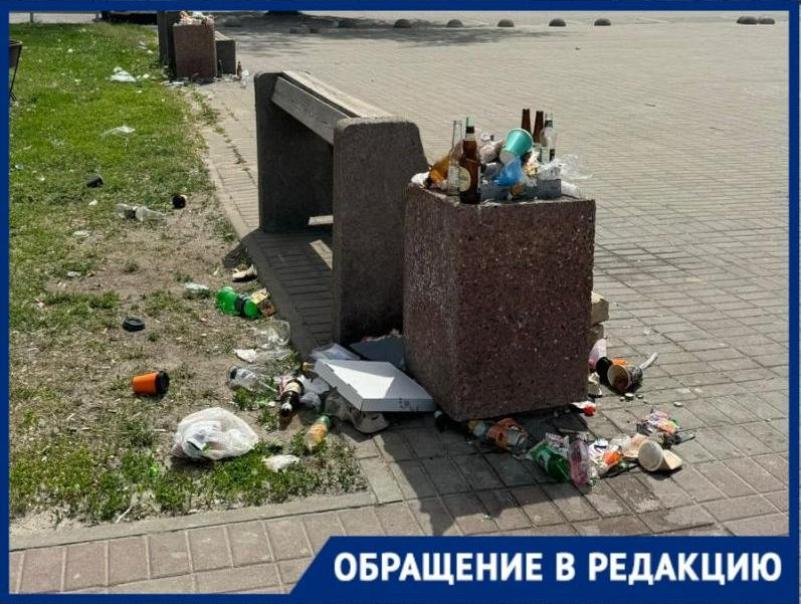 «Это позор Волгодонска, а не площадь»: кучу мусора на площади перед ДК Курчатова показали волгодонцы 