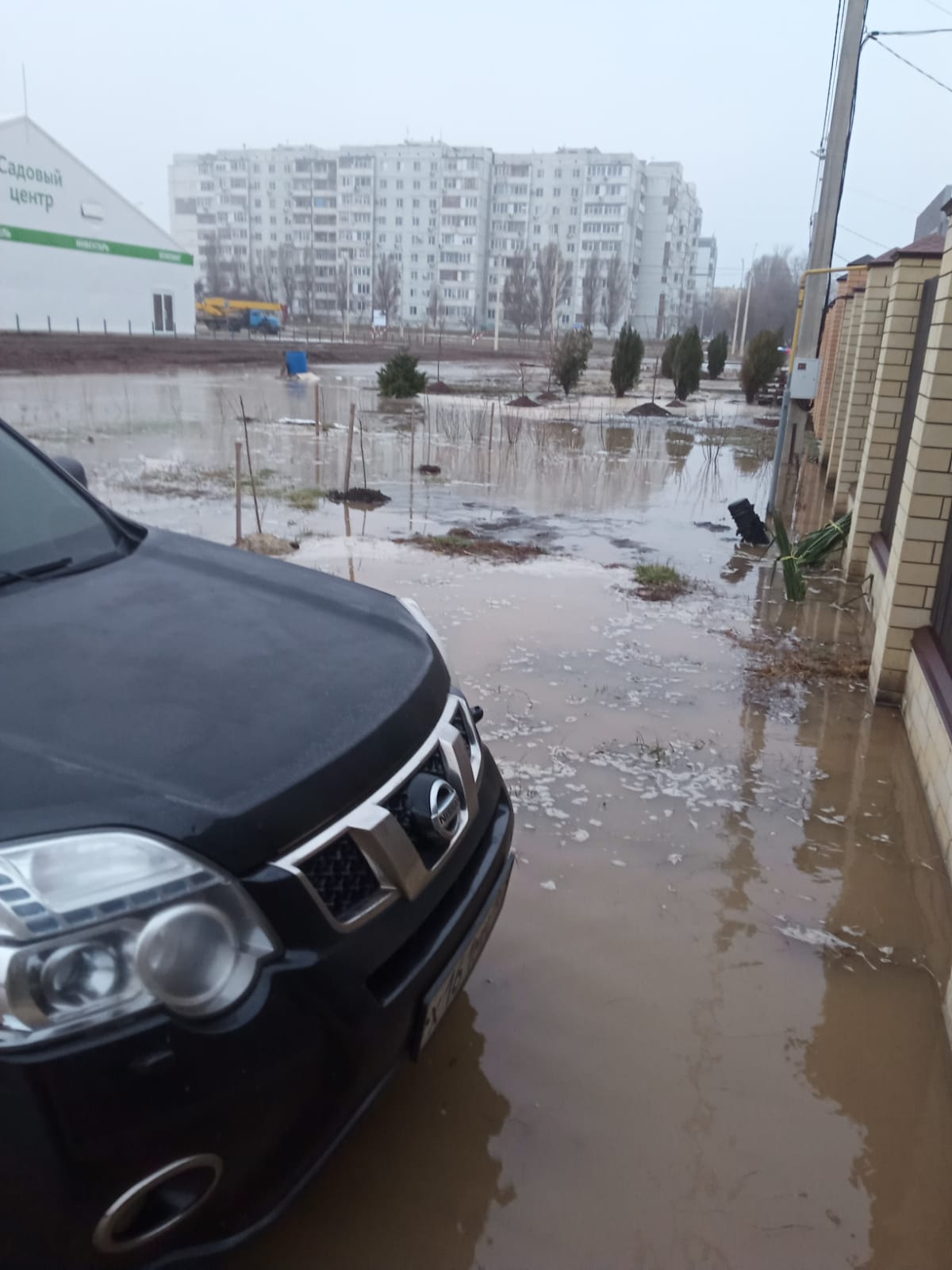 Всю улицу и частные дома рядом с магазином «Стройландия» затопило из-за  аварии на