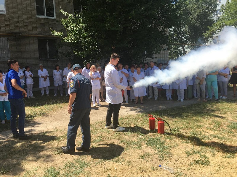 Что делать, если произойдет пожар в поликлинике: в Волгодонске медики и огнеборцы провели совместные учения