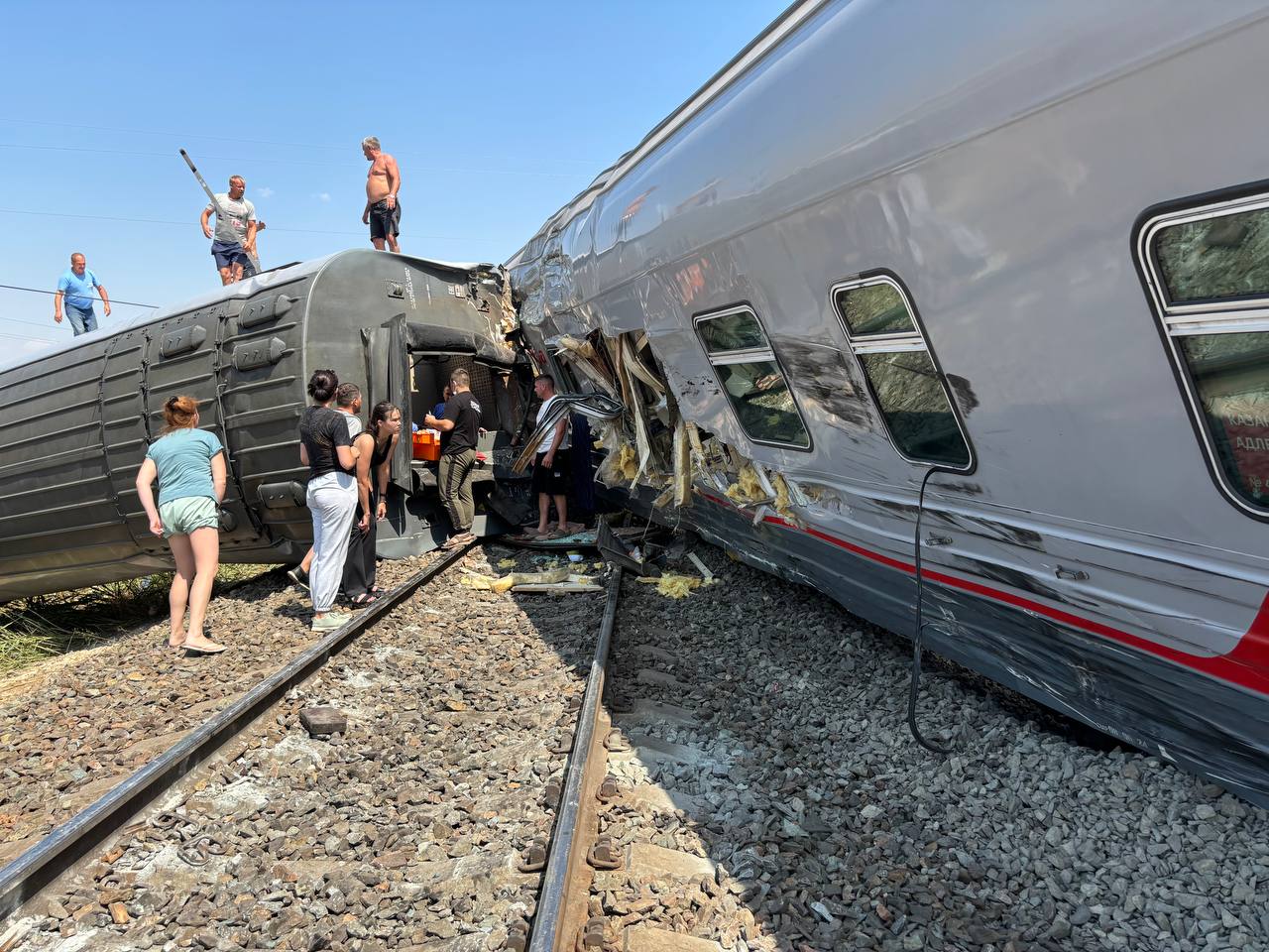 Ранены сотни человек, вагоны перевернуты: пассажирский поезд потерпел крушение в Котельниково 