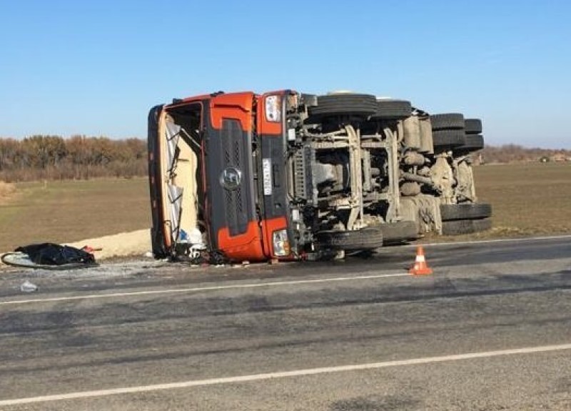 Фура упала на бок: 52-летний водитель погиб на трассе Ростов-Волгодонск