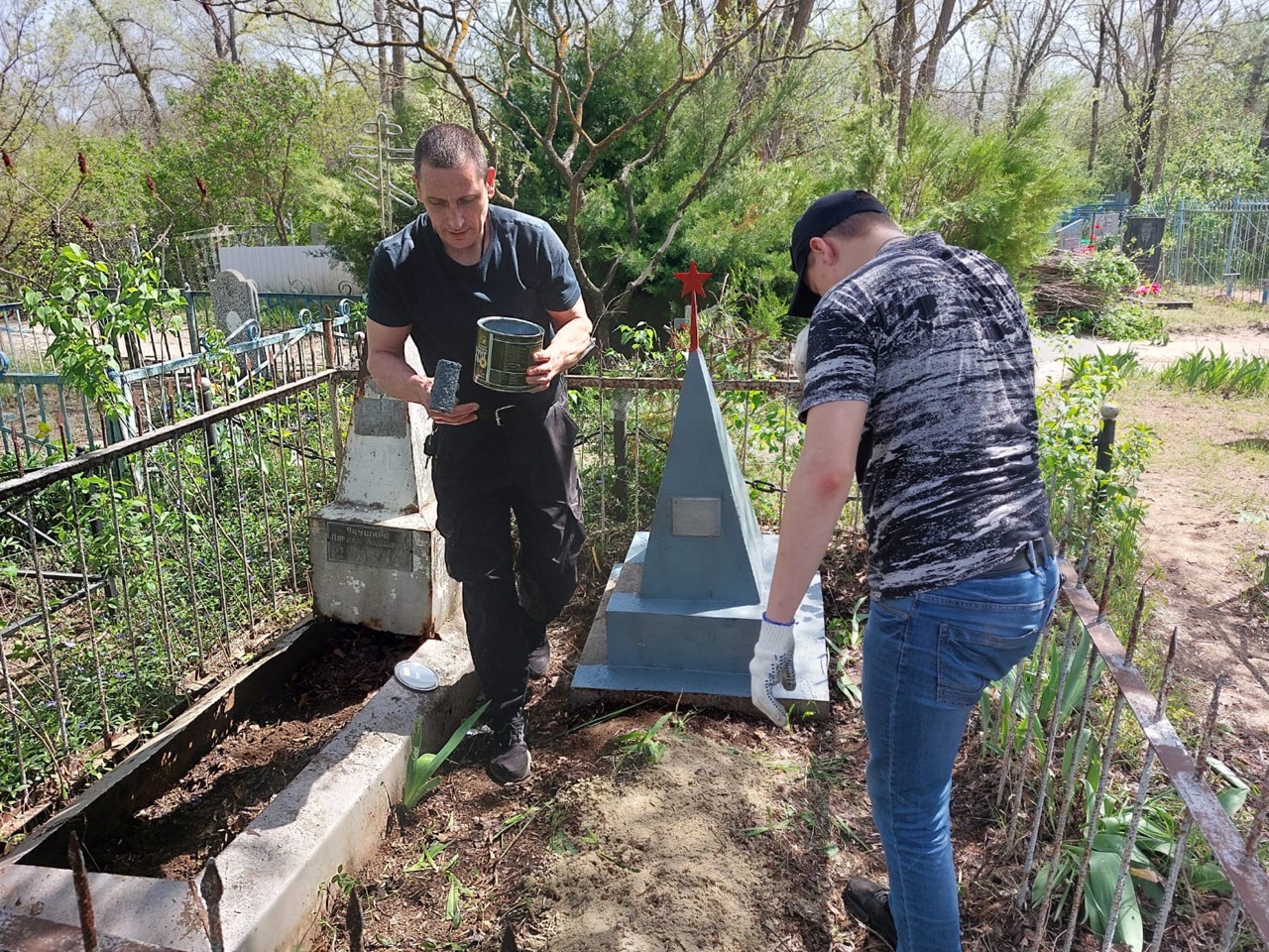 Юные казаки Волгодонска произвели уборку могил ветеранов Великой  отечественной войны и покрасили памятники