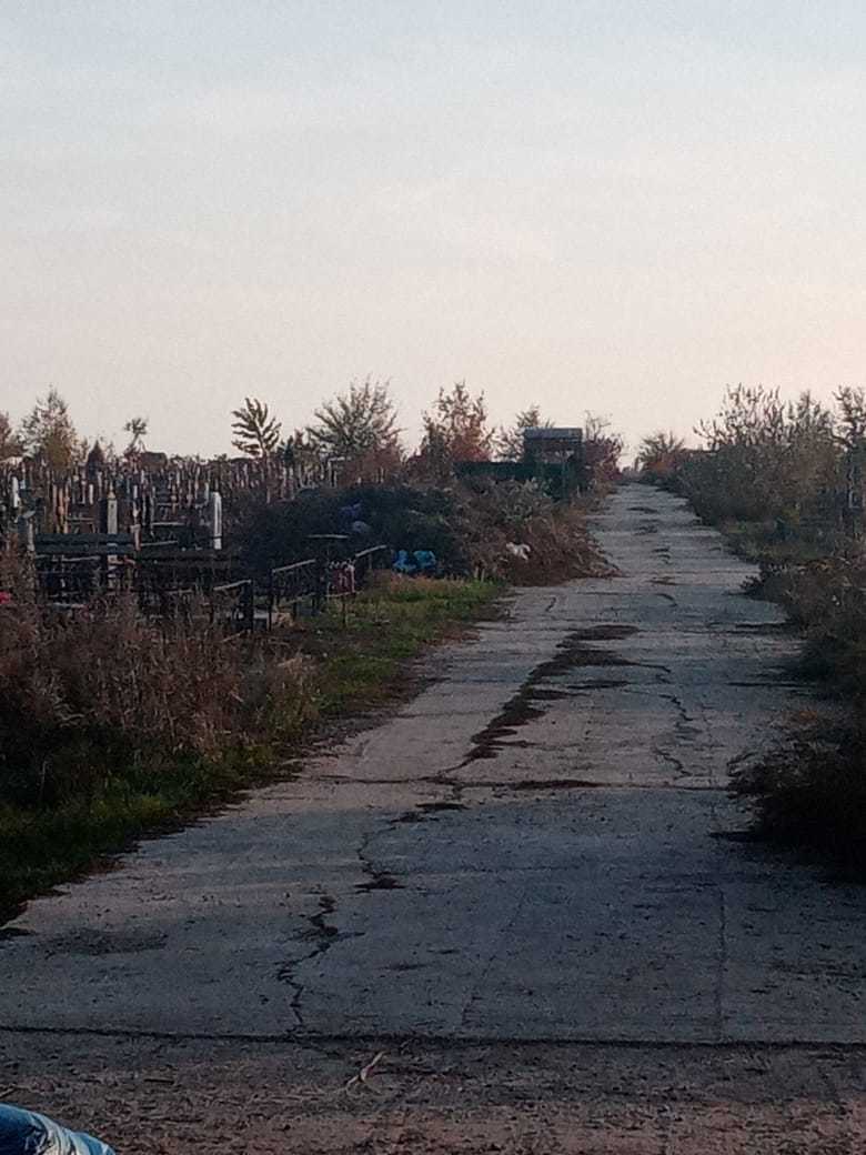 Кладбище №2 в Волгодонске превращается в мусорную свалку