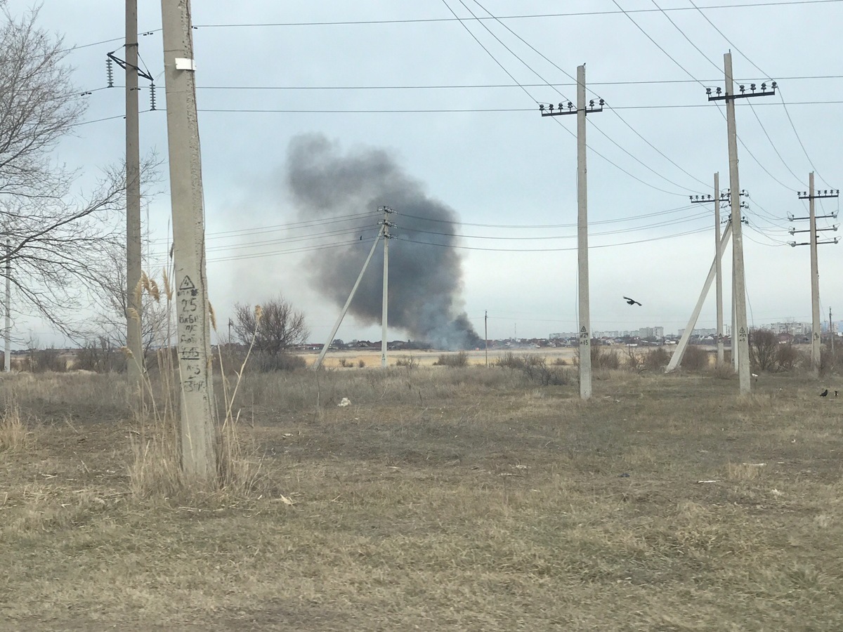 Огонь охватил берег Сухо-Соленовского залива в Волгодонске