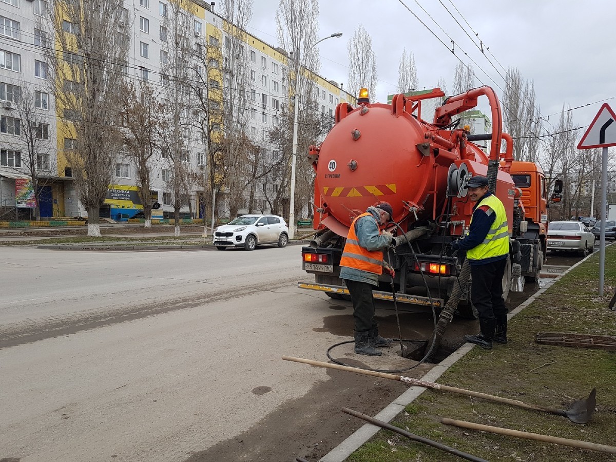 Очистка ливневок, уборка грязи и прошлогодней листвы: Волгодонск приводят в  порядок