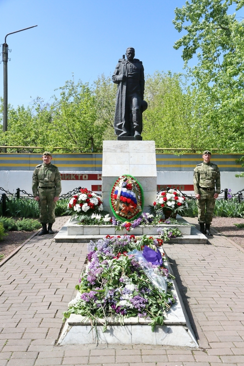 Волгодонцы почтили память павших и возложили цветы к братским могилам и  памятникам