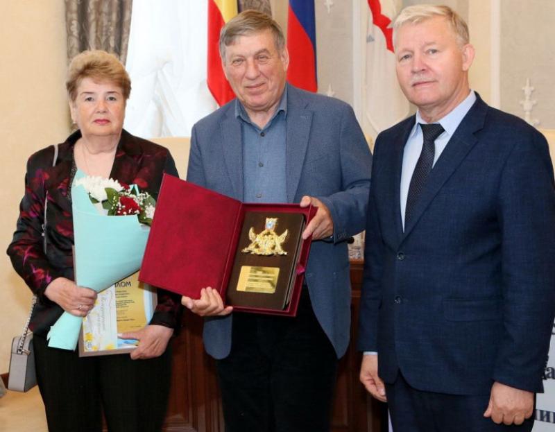 «Во благо семьи и общества»: две супружеские пары из Волгодонска получили награды губернатора  