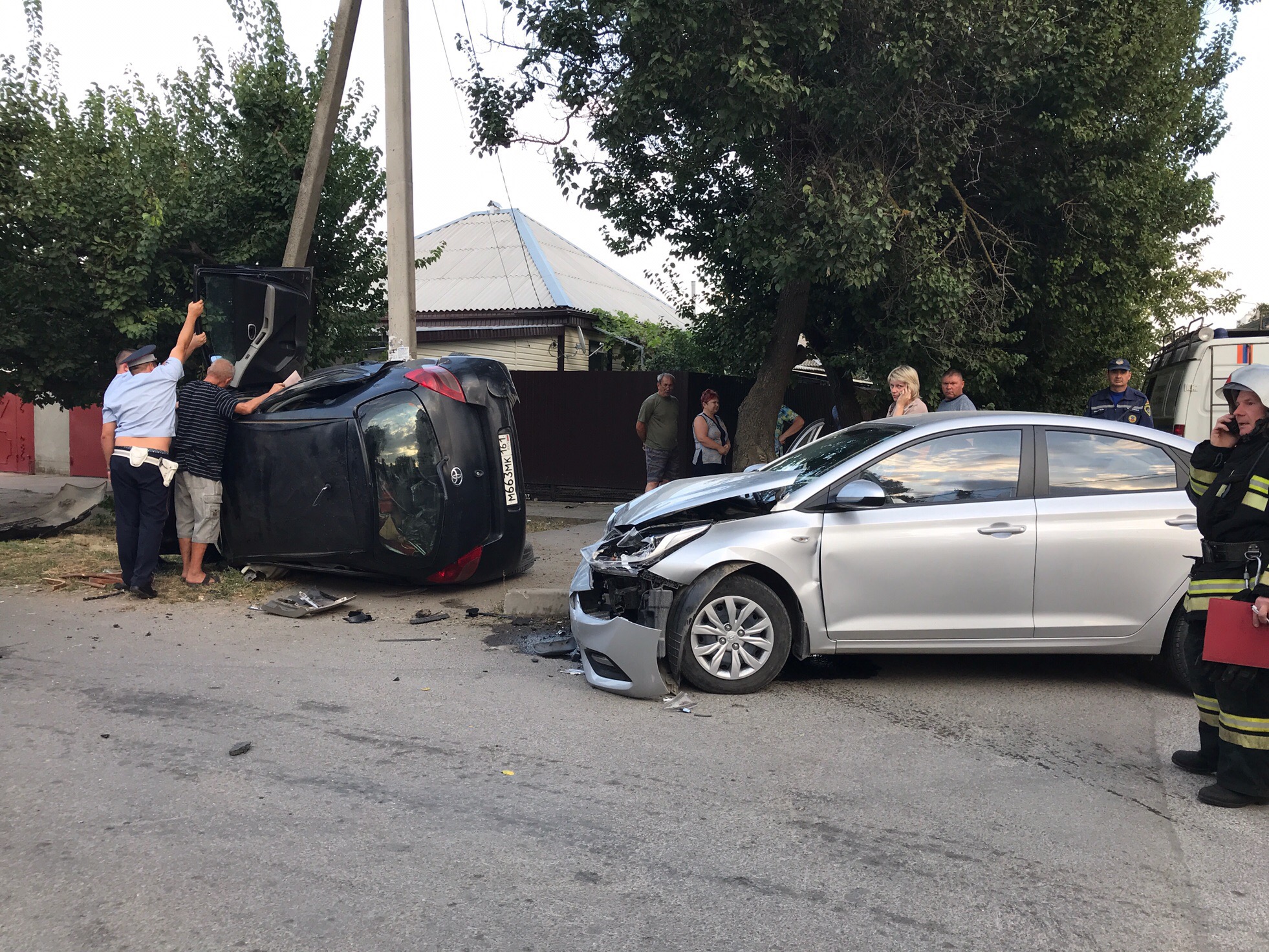 Тойота» снесла бордюр и перевернулась на бок после ДТП на Пионерской: есть  пострадавшие