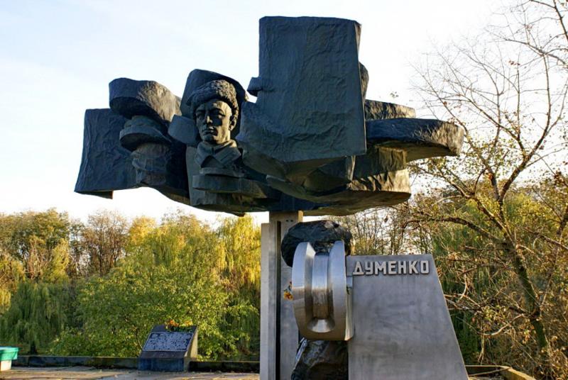 Пропил кусок от памятника знаменитому комкору Думенко житель Мартыновки