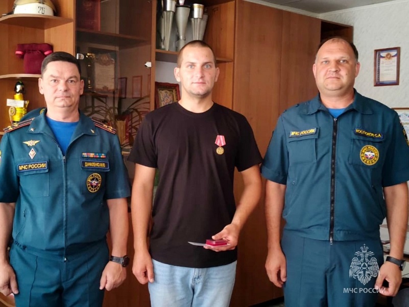 Медаль вручили спасшему детей из огня жителю Зимовниковского района