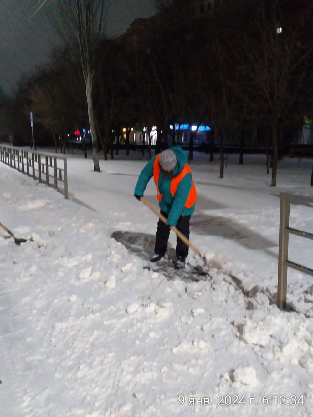 При помощи тяжелой техники и вручную Волгодонск борется со снегом