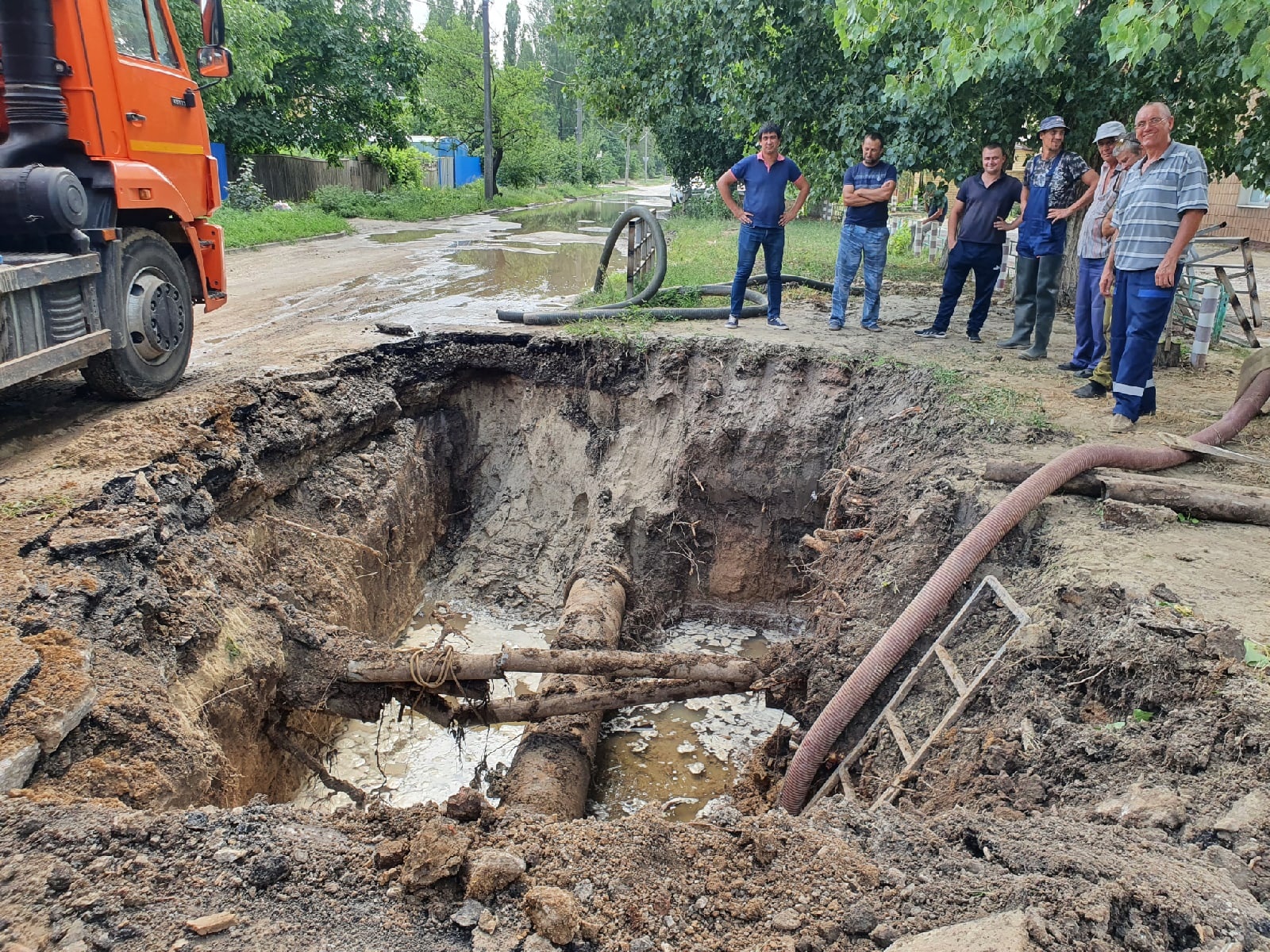 Без горячей и холодной воды осталась часть «старого города» после крупного  порыва водопровода