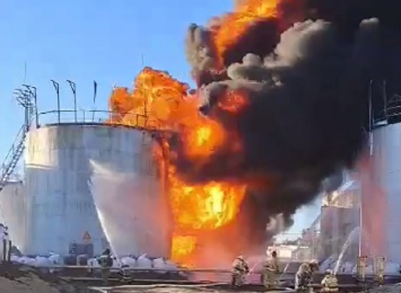Как герои-пожарные боролись с огнем на нефтебазе в Цимлянске после удара беспилотников