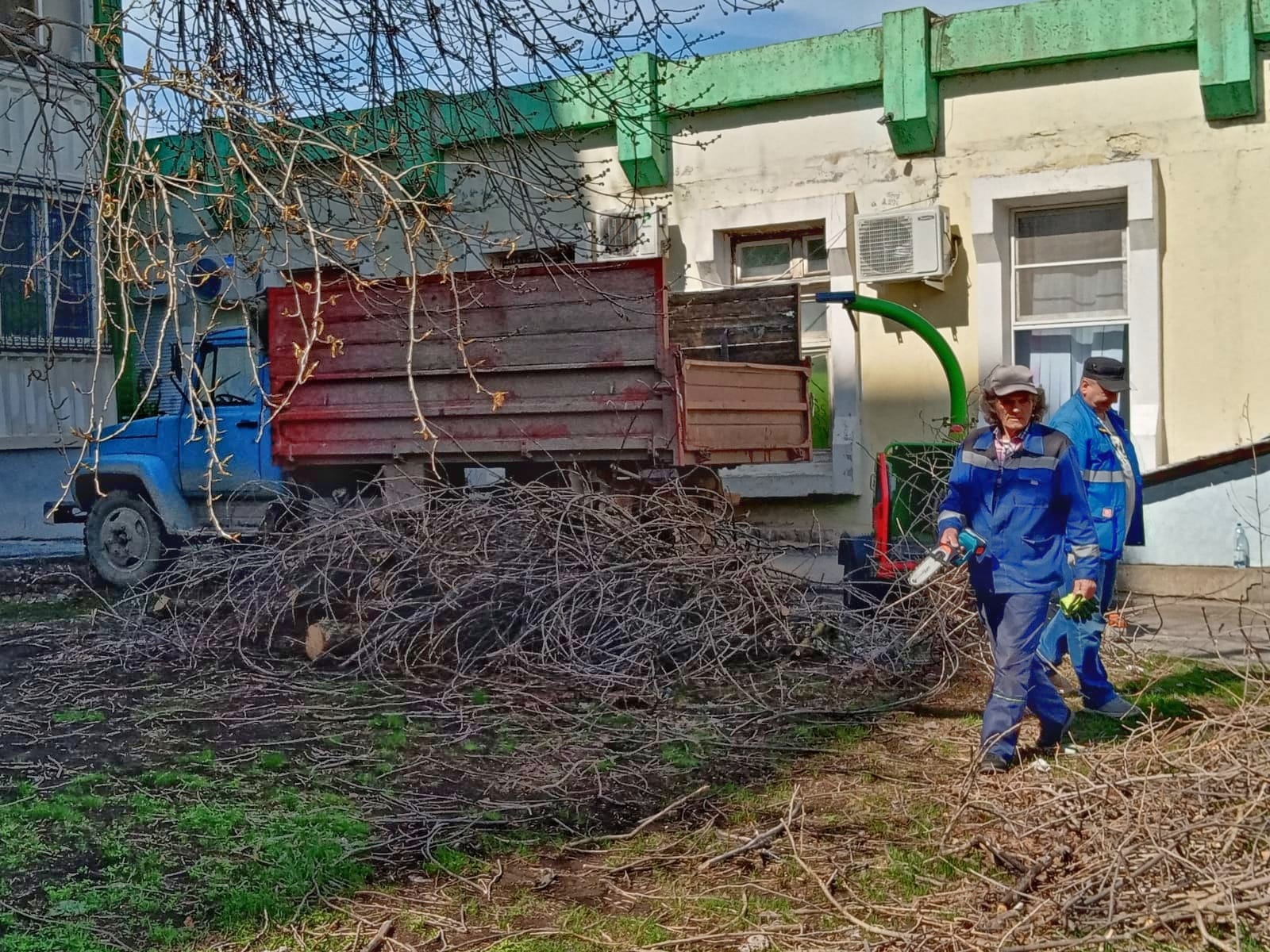 В Волгодонске управляющая компания «Уют» проводит большую уборку в своих  микрорайонах