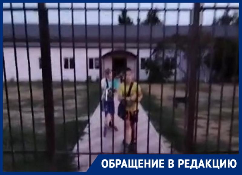 «О детях никто не думает!»: директор ДК в Лагутниках закрывает на замок детскую площадку