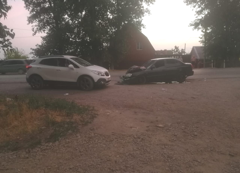 Двоих несовершеннолетних доставили в больницу после лобового столкновения в Волгодонске
