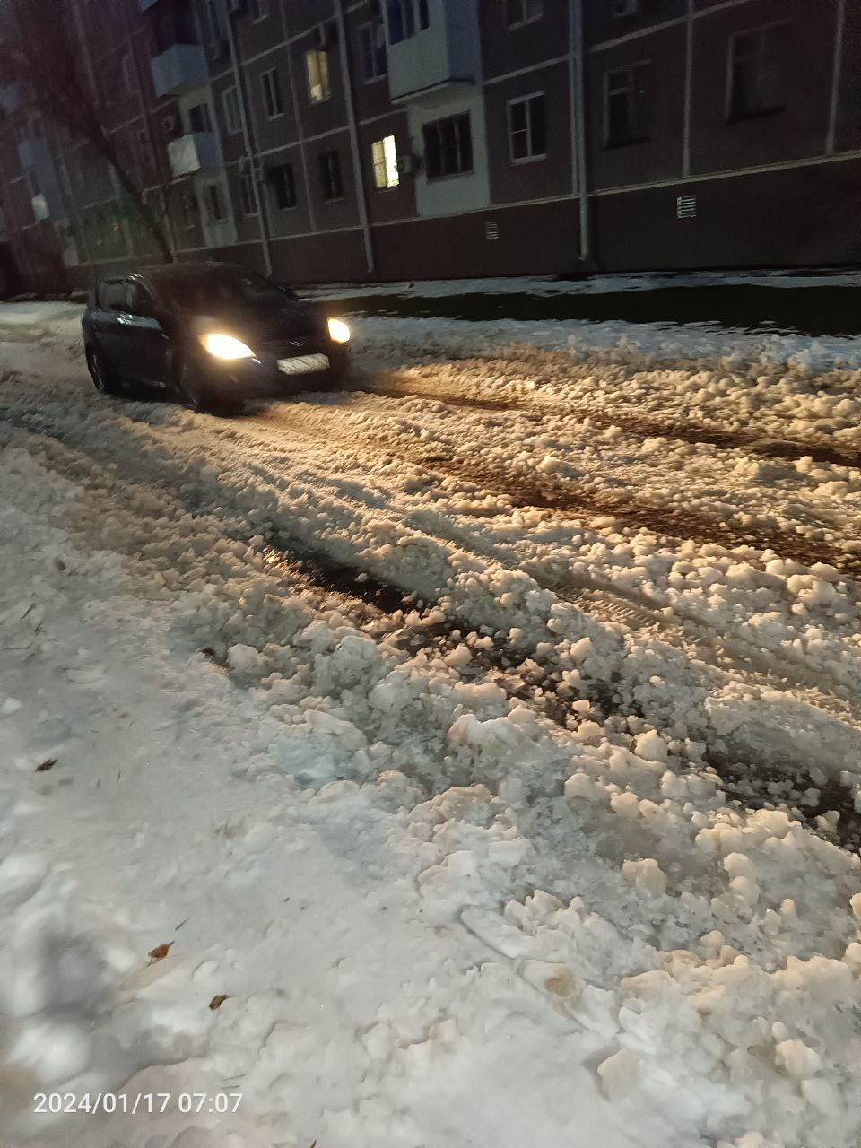 В замерзших снежных массах застревают автомобили»: на неочищенные дворы  пожаловались волгодонцы