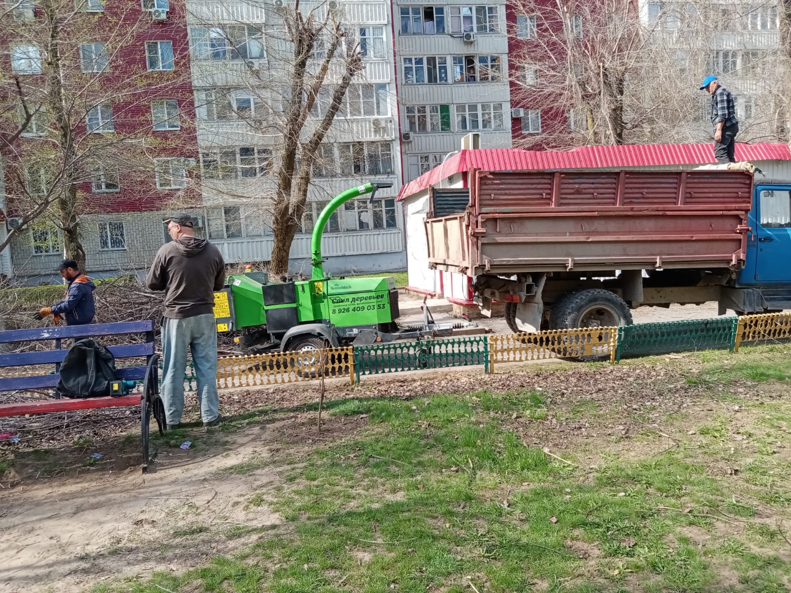 В Волгодонске управляющая компания «Уют» проводит большую уборку в своих  микрорайонах