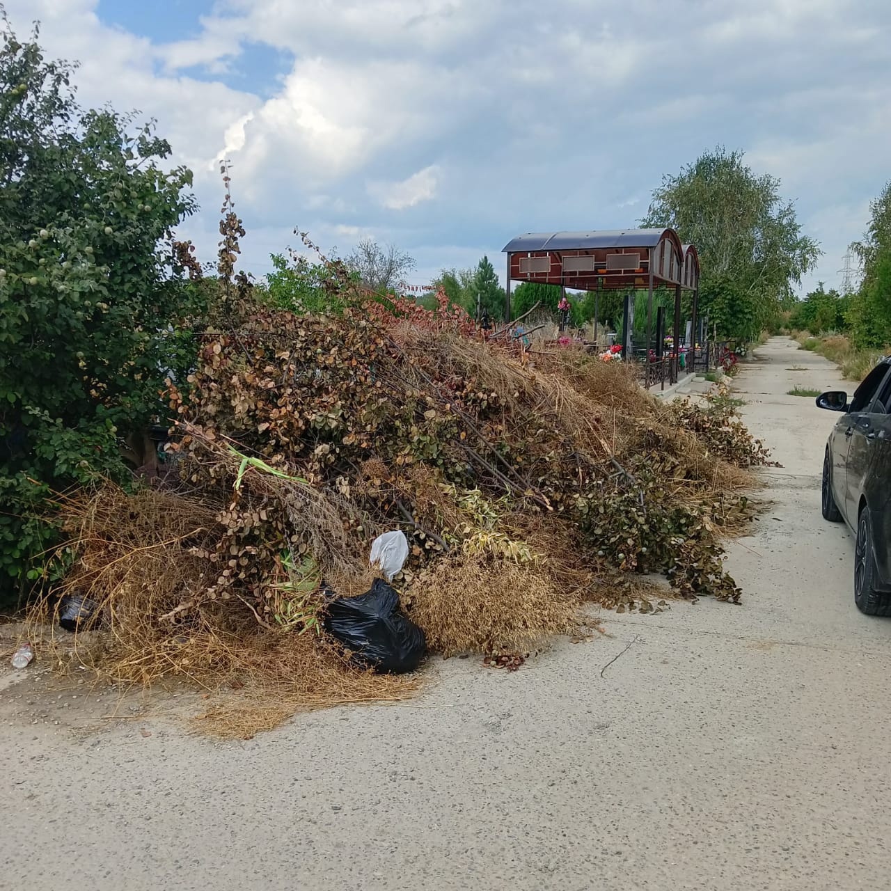 Из-за огромных гор мусора уже к могилам не проедешь»: волгодонцы о кладбище  №2