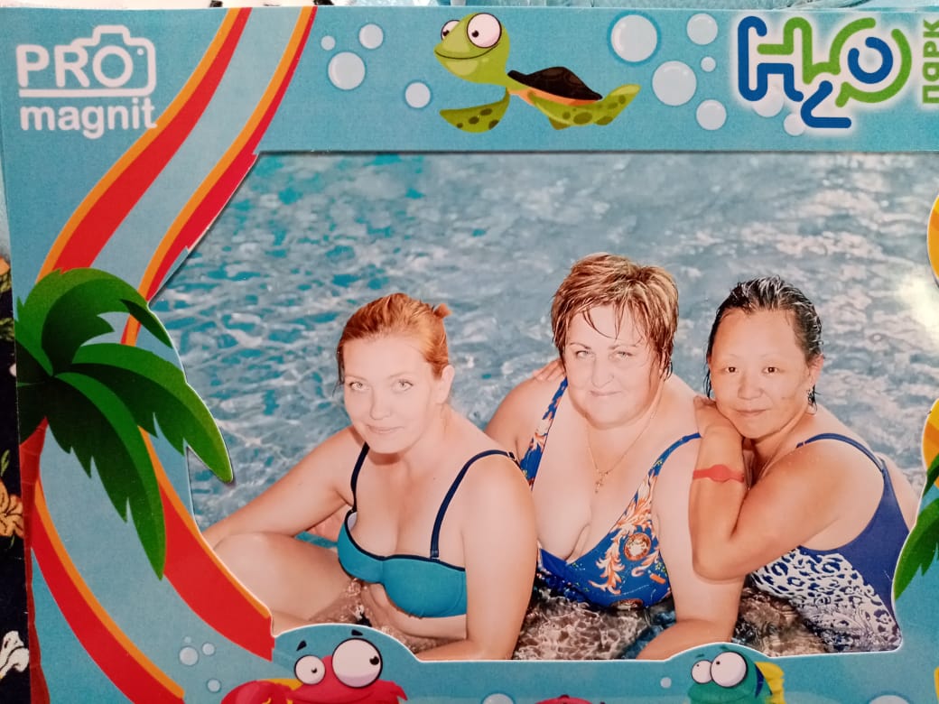 Альбина вместе с коллегами на отдыхе в аквапарке Н2О