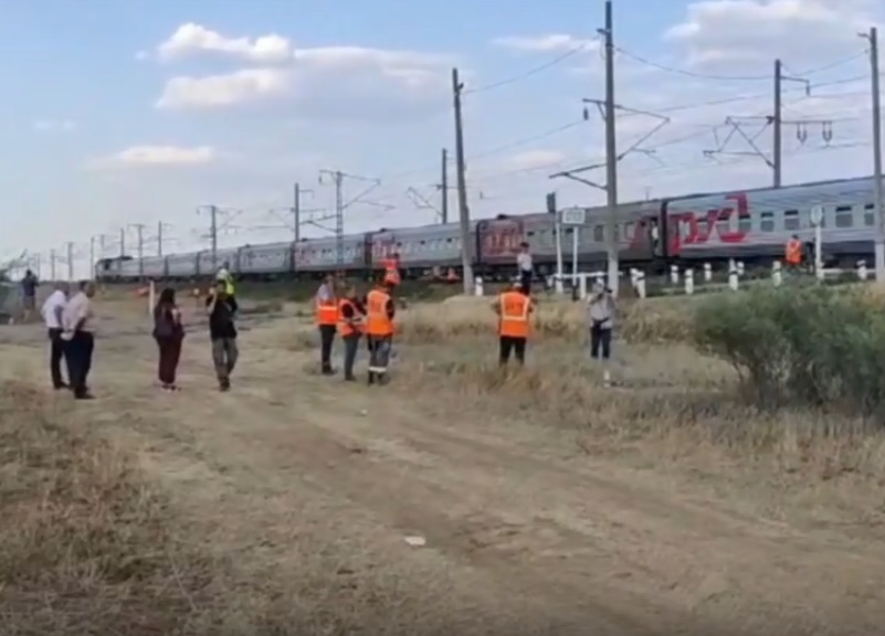 Попавший в катастрофу поезд Казань - Адлер проследует под локомотивом через Волгодонск