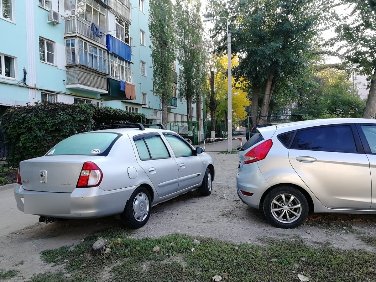 Принципиальный председатель ТСЖ подпер машину волгодончанки и не давал ей  выехать на работу 40 минут