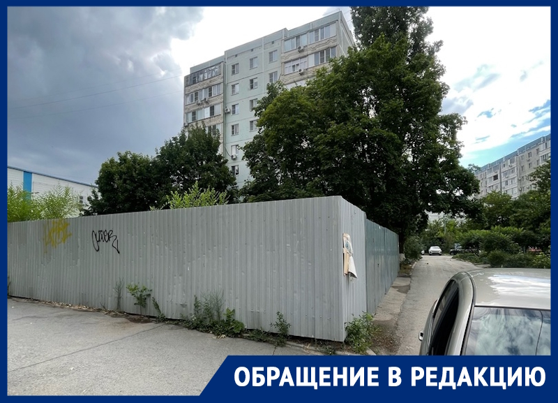 «Этот забор – причина всех ДТП»: волгодонец об авариях на улице Энтузиастов