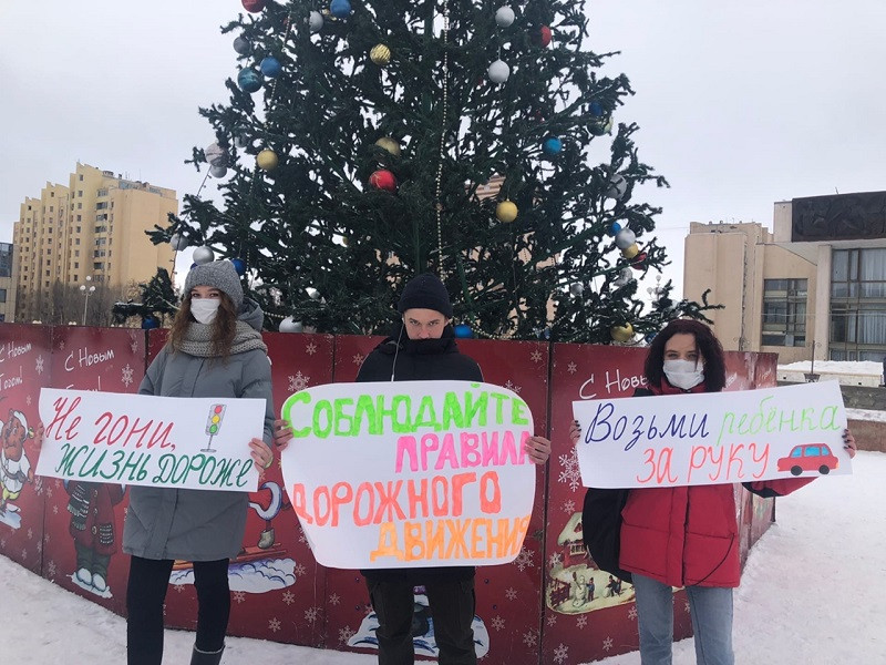 Блокнот волгодонск. Волонтеры Волгодонск. Плакат для акции возьми ребенка за руку. Плакат волонтерства. Добровольческая акция я выбираю жизнь на улице с прохожими.