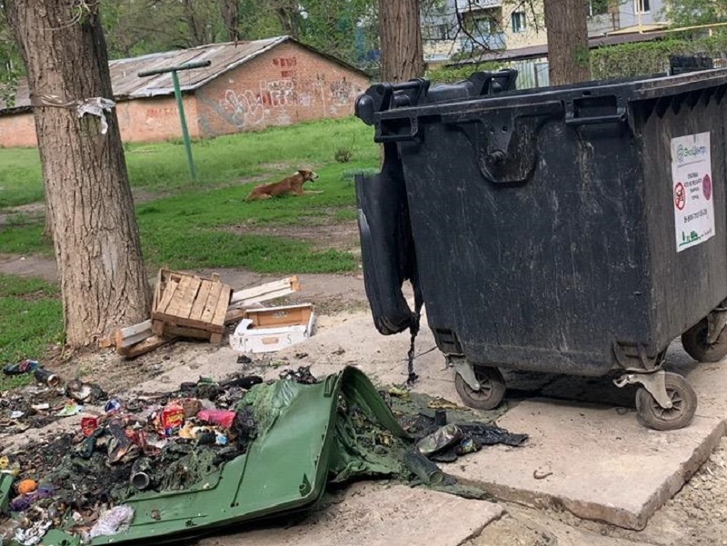 Зажгли на майские: в Волгодонске возобновились поджоги контейнеров ТКО 