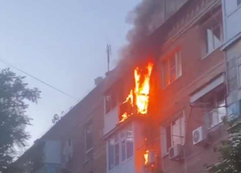 Видео: пожарные потушили полыхавшую квартиру в старой части Волгодонска