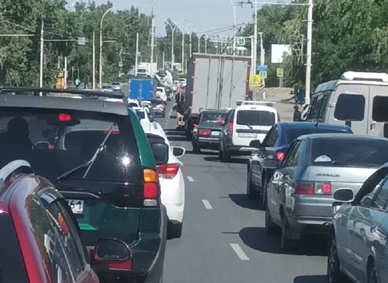 «Стоим в пробке 40 минут»: огромная пробка образовалась на трассе Волгодонск — Цимлянск