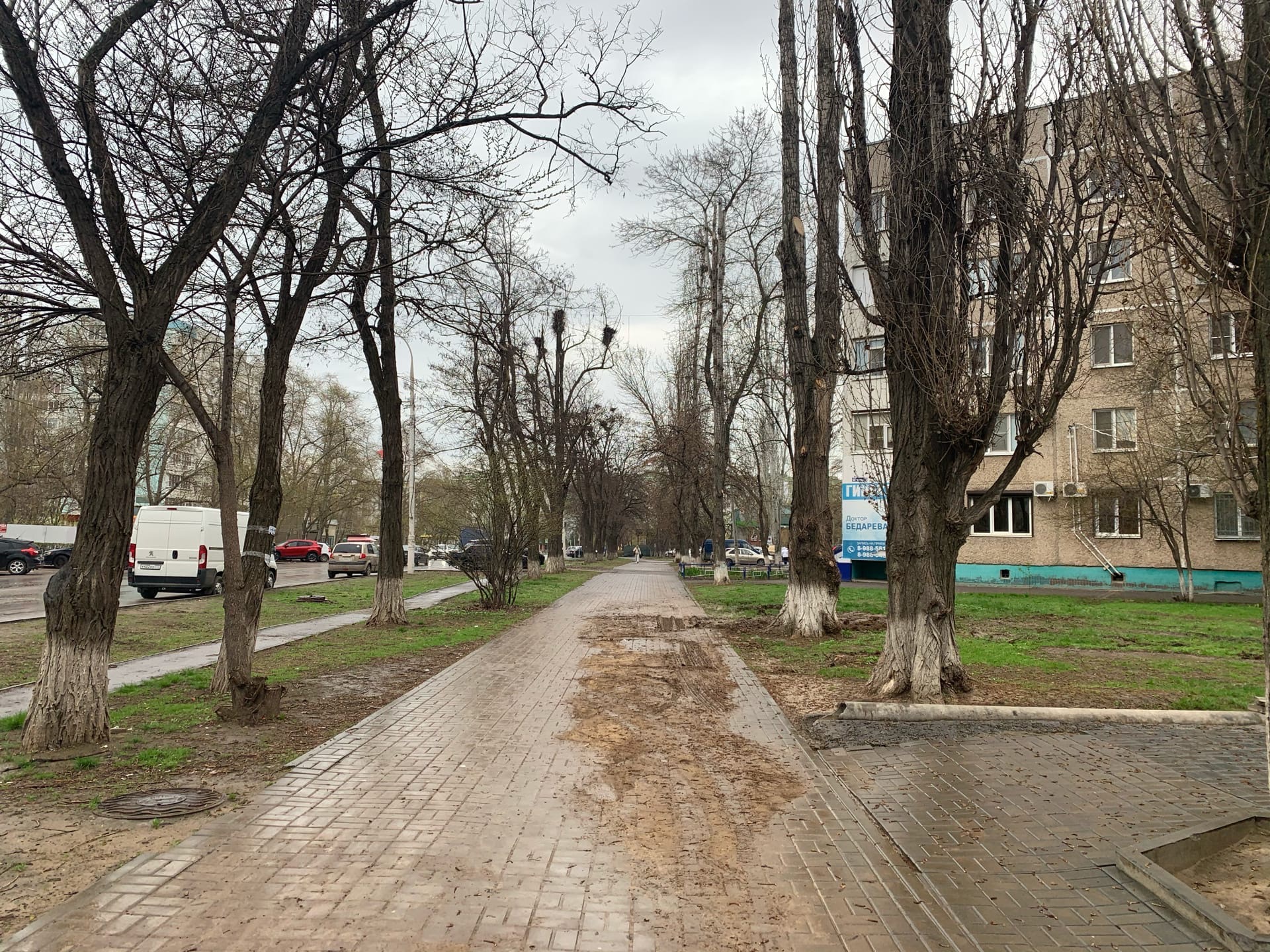 Здесь был Водоканал»: утопающий в грязи тротуар показали жители Волгодонска